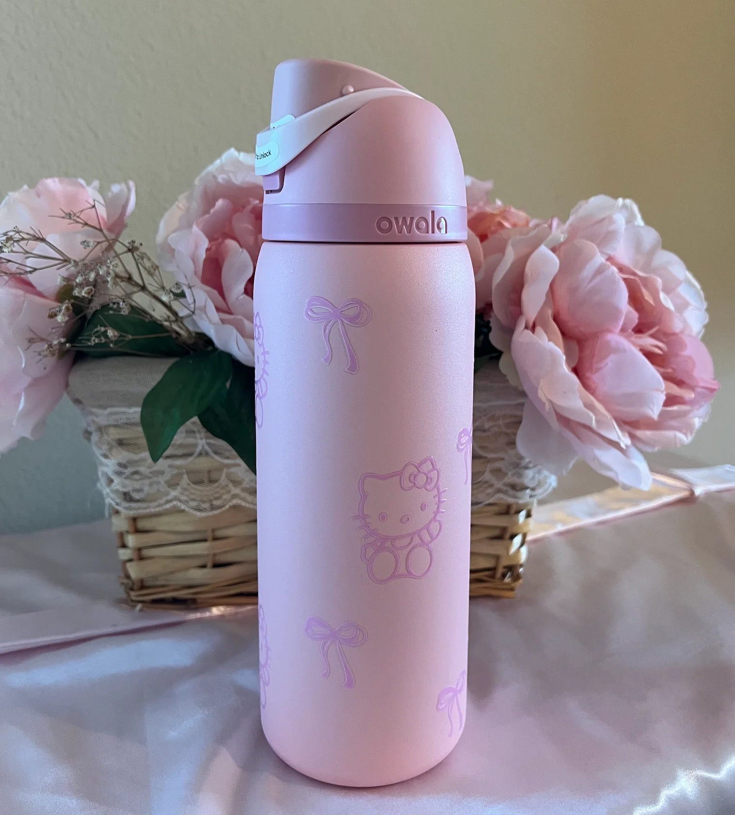 Hello kitty 32 Oz Freesip Bottle